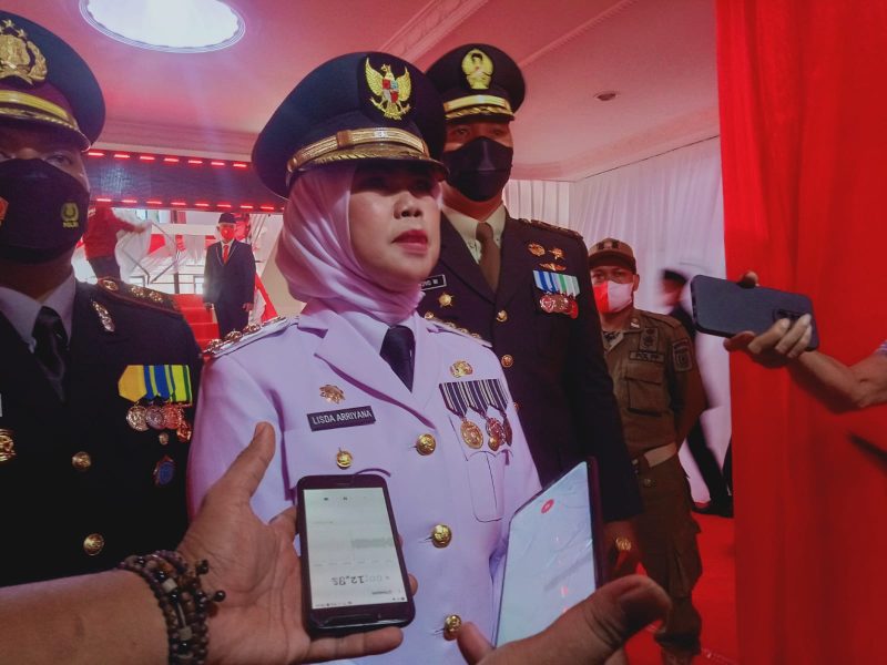 Lisda Arriyana, Pj Bupati Barsel saat diwawancarai wartawan dengan didapingi Kapolres Barsel dan Dandim 1012 Buntok usai pengibaran bendera merah putih. 
Foto. Alifansyah/1tulah.com
