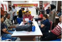 Polisi saat menggelar pra rekonstruksi usai menggerebek judi di arena wara. Foto.Deni/1tulah.com