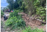Jaln Tongka menuju Batu Raya yang putus akibat longor. Warga minta penanganan segera.Foto.Wardatun