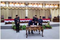 Wakil Bupati Sugianto Panala Putra didampingi Sekda Muchlis saat menandatangani kesepakatan diterima nya oleh DPRD raperda mengenai penyelenggaraan kearsipan. Tampak dua wakil ketua DPRD Parmana Setiawan dan Sastra jaya, ikut menandatangani kesepakatan.Foto.Delia/1tulah.com