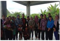 Ketua DPRD Barito Utara, Hj Mery Rukaini foto bersama usai melakukan pertmuan degna warga Desa Datai Nirui.Foto.Delia/1tulah.com