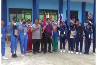 5 siswa-siswi MAN Muara Teweh foto bersama kepala sekolah dan guru pembimbing.Foto.Delia/1tulah.com