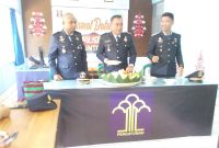 Saiful, Kasubsi Pengelolaan sekaligus Pelaksana Harian (Plh) di Rutan Kelas IIB Buntok (tengah) saat memotong tumpeng di perayaan puncak HDKD tahun 2022 didampingi pejabat utama.
Foto. Alifansyah/1tulah.com