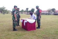 Pj Bupati Barsel, Lisda Arriyani saat menandatangi hasil program TMMD ke-114 Tahun 2022 didampingi Dandim 1012 Buntok, disaksikan Pangdam XII /TPR.
Foto. Alifansyah/1tulah.com