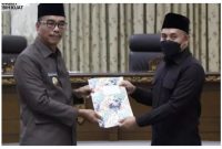 Wakil Bupati Barito Utara, Sugianto Panala Putra, menyerahkan Rancangan Perubahan Kebijakan Umum Anggaran (KUA) dan Rancangan Perubahan Prioritas dan Plafon Anggaran Sementara (PPAS) Tahun Anggaran 2022, kepada wakil ketua I DPRD, Parmana Setiawan.
Foto/Delia/1tulah.com