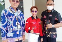 Bambang Purwadi Pimpinan Bank Kalteng Cabang Buntok (kiri) didampingi Pimpinan Bidang Administrasi Keuangan dan Umum, Ibu Ratu dan dr. H. Norman Wahyu Direktur RSUD Jarse Buntok. 
Foto. Alifansyah/1tulah.com
