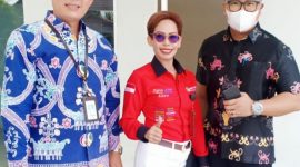 Bambang Purwadi Pimpinan Bank Kalteng Cabang Buntok (kiri) didampingi Pimpinan Bidang Administrasi Keuangan dan Umum, Ibu Ratu dan dr. H. Norman Wahyu Direktur RSUD Jarse Buntok. 
Foto. Alifansyah/1tulah.com
