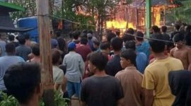 Kobaran api menghanguskan rumah warga dan satu bangunan rumah walet di Desa Bahitom.Foto.Suroso/ 1tulah.com)