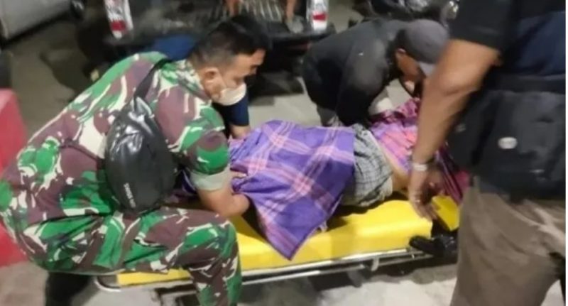 Korban penembakan saat di evakuasi petugas (foto : suara.com)