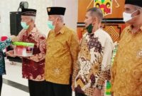 Bupati Mura Perdie M Yoseph menyerahkan bingkisan kepada purnawirawan (suroso/1tulah.com)