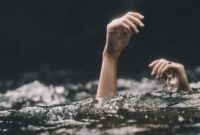 Ilustrasi terbawa arus sungai (suara.com)