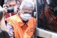 Hakim Agung Mahkamah Agung (MA) Sudrajad Dimyati berjalan dengan mengenakan rompi tahanan masuk ke mobil tahanan (suaea.com)