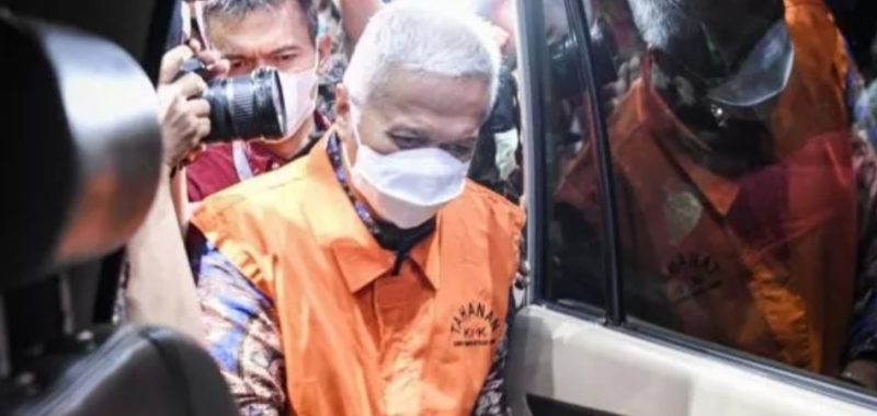 Hakim Agung Mahkamah Agung (MA) Sudrajad Dimyati berjalan dengan mengenakan rompi tahanan masuk ke mobil tahanan (suaea.com)