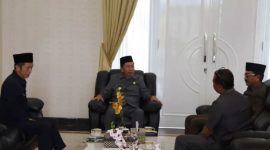 Bupati Nadalsyah bersama wakil Bupati Sugianto panala Putra dan Sekda Muchlis, saat membicarakan terkait kuota kebutuhan formasi Pegawai Pemerintah dengan Perjanjian Kerja (PPPK) untuk Kabupaten Barito Utara ditetapkan sebanyak 629 orang, Senin (19/9/2022).
Foto.Delia/1tulah.com

