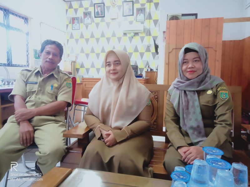 
Nyimas Artini, Sekretaris DKP3 Barsel (tengah) didampingi Zanatun Ni'mah Kepala Bidang Ketahanan Pangan (kanan) dan Mustakim Kepala Bidang Perikanan, Selasa (27/9/2022).
 Foto. Alifansyah/1tulah.com
