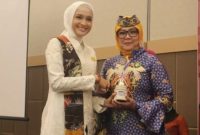 Bunda PAUD Barito Utara, Hj. Sri Hidayati Nadalsyah saat foto bersama dengan Istri Gubernur Kalteng, usai menerima piala keberhasilan meraih juara II pada Lomba Bunda PAUD Berprestasi dan juara Harapan II, tingkat Provinsi Kalteng, Senin 19 September 2022. (Foto: Delia/1tulah.com)