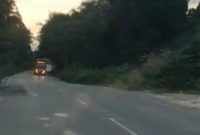 Truck melintas di jalan negara Desa Sikui dan Hajak inilah yang dipermasalahkan anggtoa DPRD Barito Utara. Mereka mempertanyakan izin lintas. Tampak gambr salh satu truck angkutan melintas di pagi hari.(Foto.Deni/1tulah.com)