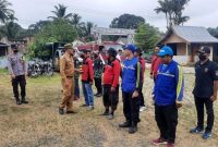 Camat Pematang Karau Edy Adwar, mengecek pasukan pada kegiatan apel kesiapsiagaan Karhutla dan Bencana Alam di halaman Kantor Kecamatan Pematang Karau, Selasa (13/9/2022)
Foto : 1tulah.com/zakirin
