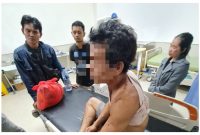 Korban M saat dirawat di rumah sakit usai di parang orang tak di kenal.Foto.Deni/1tulah.com
