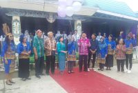 Dra. Hj. Mayani, MPd saat melepas balon harapan di acara Anniversary ke-59 SMA Negeri 1 Dusel, Rabu (14/9/2022). 
Foto. Alifansyah/1tulah.com
