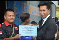 Bupati Nadalsyah saat menyerahkan simbolis paket sembako kepada warga.  Pembagian sembako ini sebagai upaya mengurangi inflasi dampak kenaikan BBM, Kamis (29/9/2022). 
Foto.Delia Anisya Fitri/1tulah.com
