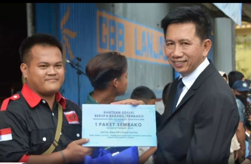 Bupati Nadalsyah saat menyerahkan simbolis paket sembako kepada warga.  Pembagian sembako ini sebagai upaya mengurangi inflasi dampak kenaikan BBM, Kamis (29/9/2022). 
Foto.Delia Anisya Fitri/1tulah.com
