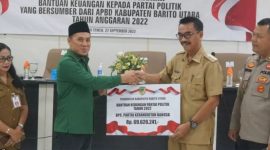 Wakil Bupati Barut Sugianto Panala Putra, saat menyerahkan bantuan dana parpol ke salah satu pengurus, Selasa (27/9/2022).
Foto.1tulah.com
