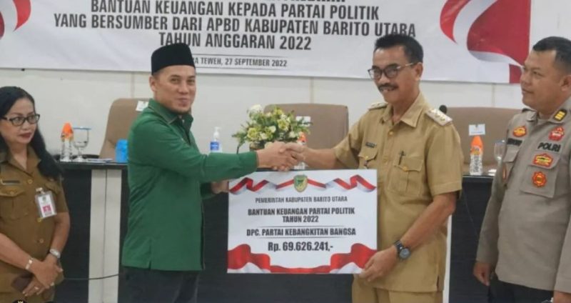 Wakil Bupati Barut Sugianto Panala Putra, saat menyerahkan bantuan dana parpol ke salah satu pengurus, Selasa (27/9/2022).
Foto.1tulah.com
