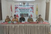 Selviriyatmi, Kepala DSPMD Barsel (tengah dari kanan) dan bapak Ihram (tengah dari kiri)  pembuat alat pembersih rotan saat mengikuti lomba TTG tingkat nasional melalui via zoom, Selasa (20/9/2022).
Foto. Alifansyah/1tulah.com
