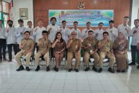 
Para peserta pelatihan Dan pihak UPT BLK Provinsi Kalteng dan Kepala Disnakertrans Barsel saat sesi foto bersama usai acara pembukaa, Senin (19/9/2022).
 Foto: Alifansyah/1tulah.com
