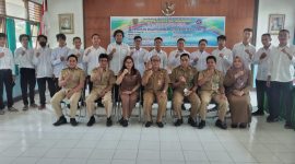 
Para peserta pelatihan Dan pihak UPT BLK Provinsi Kalteng dan Kepala Disnakertrans Barsel saat sesi foto bersama usai acara pembukaa, Senin (19/9/2022).
 Foto: Alifansyah/1tulah.com
