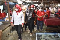 Lisda Arriya, Pj Bupati Barsel (depan) saat mendampingi Ivo Sugianto Sabran, Ketua TP-PKK Provinsi Kalteng di Plaza Bringin Buntok. Foto. Alifansyah/1tulah.com