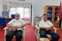 Ir. Teguh Budi Ledien, Kepala Disnakertrans Barsel (kiri) dan Kepala Bidang Hubungan Industrial dan Jamsostek saat diwawancarai di kantornya, Foto. Alifansyah/1tulah.com