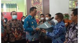 Wakil Bupati Sugianto Panala Putra saat menyerahkan dokumen stunting kepada peserta. Foto. Delia/1tulah.com