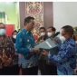Wakil Bupati Sugianto Panala Putra saat menyerahkan dokumen stunting kepada peserta. Foto. Delia/1tulah.com