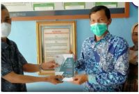 Pimpinan Balai Monitor (Balmon) Spektrum Frekuensi Radio kelas II Palangka Raya, Warko S.Kom, saat menyerahkan buku pelayanan kepada pejabat mewakili Kadis Kominfo Barito Utara, Jumat, (9/9/2022).
Foto.Delia/1tulah.com
