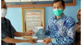 Pimpinan Balai Monitor (Balmon) Spektrum Frekuensi Radio kelas II Palangka Raya, Warko S.Kom, saat menyerahkan buku pelayanan kepada pejabat mewakili Kadis Kominfo Barito Utara, Jumat, (9/9/2022).
Foto.Delia/1tulah.com
