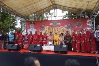 Lisda Arriyana, Pj Bupati Barsel (tengah) bersama Bupati se-DAS Barito serta mantan Bupati dan Wakil Bupati Barsel saat berada di pangung hiburan rakyat, Rabu (21/9/2022).
Foto. Alifansyah/1tulah.com
