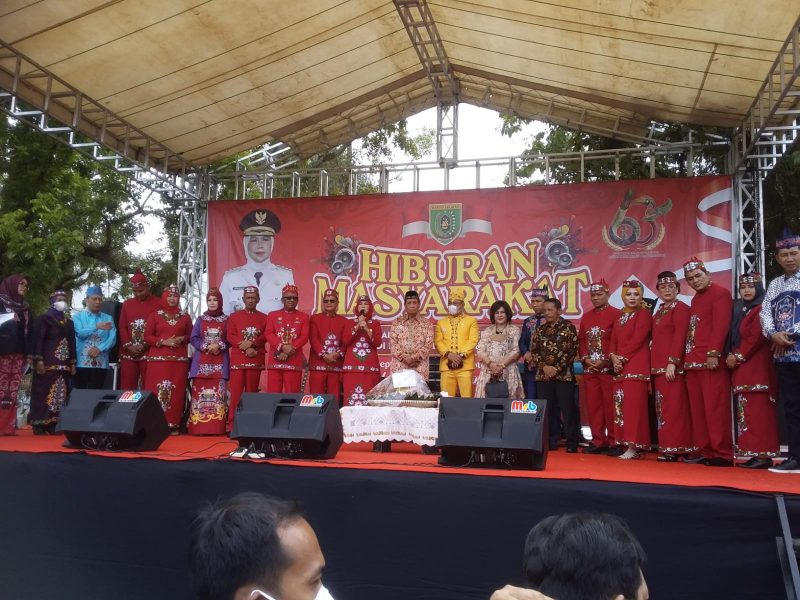 Lisda Arriyana, Pj Bupati Barsel (tengah) bersama Bupati se-DAS Barito serta mantan Bupati dan Wakil Bupati Barsel saat berada di pangung hiburan rakyat, Rabu (21/9/2022).
Foto. Alifansyah/1tulah.com

