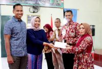 Dandim 1012 Buntok Letkol Inf Hendro Wicaksono (kari) bersama istri saat menyerahkan piala kepada pemenang lomba fashion show. 
Foto. Alifansyah/1tulah.com
