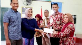 Dandim 1012 Buntok Letkol Inf Hendro Wicaksono (kari) bersama istri saat menyerahkan piala kepada pemenang lomba fashion show. 
Foto. Alifansyah/1tulah.com
