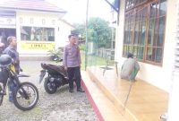 Ipda H. Tonie, Kapolsek Dusel saat memantau pekerja membersihkan mushalla. 
Foto. Alifansyah/1tulah.com
