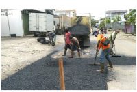 Pekerja saat memperbaiki jalan Meranti. Preservasi ini dengan menambal sulam sejumlah titik jalan berlobang.foto.Delia/1tulah.com