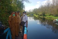 Camat Paju Epat dan rombongan meninjau Proyek Titian Jembatan Wisata Desa Telang, Senin (12/9/2022).
Foto : 1tulah.com/zakirin
