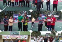 Dokumentasi penyerahan piala dan hadiah uang pembinaan bagi pemenang di turnamen tenis lapangan Bupati Cup 2022, Kamis (22/9/2022). 
Foto. Alifansyah/1tulah.com
