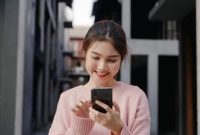 Ilustrasi perempuan transaksi keuangan digital. (Freepik.com/tirachardz/suara.com)