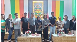 Pengurus DAD Kalteng foto bersama Pengurus Solidaritas Perempuan Mamut Menteng usai meminta klarifikasi serta sepakat membatalkan kegiatan konsolidasi jaringan LGBT.Foto.Ingkit/1tulah.com