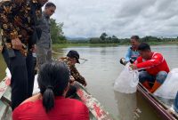 Wakil Bupati Bartim Habib Said Abdul Saleh didampingi oleh Kepala Dinas Perikanan dan Perternakan Bartim Mishael dan Camat Dusun Tengah Prismayadi melepas bibit ikan, Kamis (8/9/2022)
Foto : 1tulah.com/zakirin
