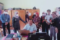 Lisda Arriyana, Pj Bupati Barsel bersama Kepala SOPD dan Pimpinan Bank Kalteng Cabang Buntok saat mengunjungi kantor SLB usai menyerahkan bantuan, Senin (19/9/2022).
Foto. Alifansyah/1tulah.com

