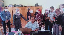 Lisda Arriyana, Pj Bupati Barsel bersama Kepala SOPD dan Pimpinan Bank Kalteng Cabang Buntok saat mengunjungi kantor SLB usai menyerahkan bantuan, Senin (19/9/2022).
Foto. Alifansyah/1tulah.com

